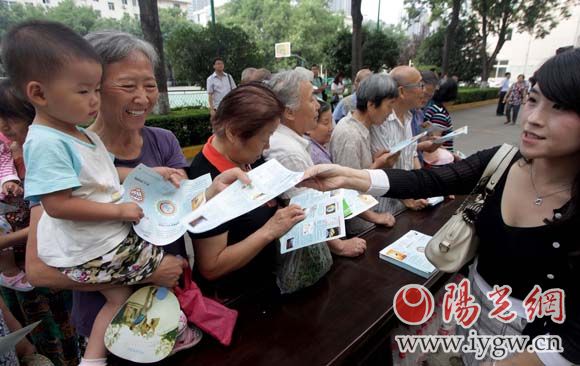 工作人員向市民發(fā)放環(huán)保知識讀本。